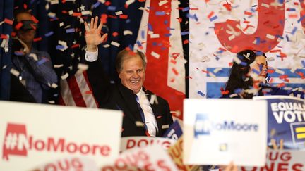 Le candidat démocrate Doug Jones après sa victoire, mercredi 12 décembre 2017, à Birmingham (Etats-Unis). (JUSTIN SULLIVAN / GETTY IMAGES NORTH AMERICA / AFP)