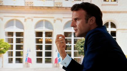 Emmanuel Macron lors de l'interview présidentielle dans les jardins de l'Elysée, le 14 juillet 2022. (LUDOVIC MARIN / AFP)