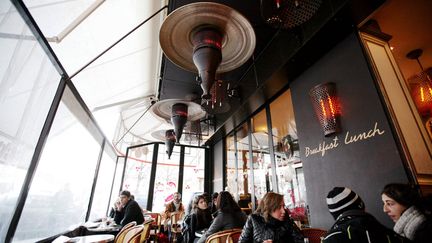 D'après Laurent Lutse, les terrasses chauffées représentent aujourd'hui 30% du chiffre d'affaires de certains cafetiers. Photo d'illustration (LAVIEILLE PHILIPPE / MAXPPP)