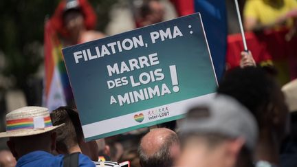 Slogan de l'Inter-LGBT à la Marche des fiertés 2019, le 29 juin 2019 (ESTELLE RUIZ / NURPHOTO)