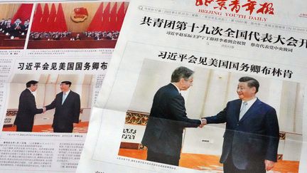 Des journaux chinois montrent la rencontre entre Xi Jiping et Antony Blinken, le secrétaire d'Etat américain, à Pékin, le 20 juin 2023. (ICHIRO OHARA / YOMIURI / AFP)