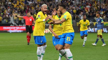 Neymar, Marquinho et Matheus Cunha&nbsp;lors du match contre la Colombie. Les Brésiliens se sont qualifiés pour le Mondial au Qatar, jeudi 11 novembre 2021. (VANESSA CARVALHO / BRAZIL PHOTO PRESS / AFP)