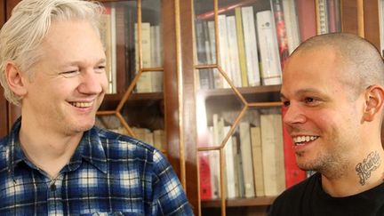 Le fondateur de WikiLeaks, Julian Assange et René Pérez Joglar, alias Residente, du groupe Calle 13, travaillent à l'écriture d'une chanson sur la censure, Londres
 (AP/SIPA)