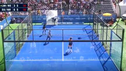 Un joueur de padel tennis a traversé une vitre, le 22 septembre 2018 à Lisbonne (Portugal). (JOSE MORGADO / TWITTER)