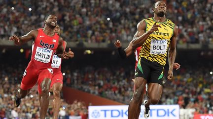 Usain Bolt, un centième devant Justin Gatlin, conserve son titre sur 100m  (OLIVIER MORIN / AFP)