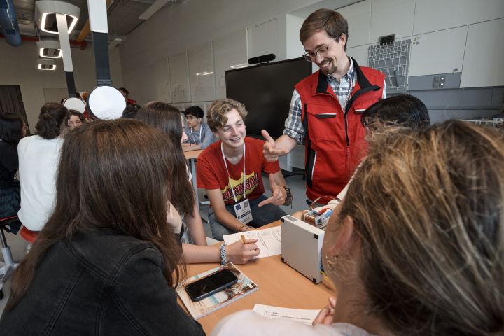 Inside this new Science Portal, five fun and connected spaces, touch screens for children from five years old and their parents, physics enthusiasts or beginners, and workshops for everyone.  (CERN)