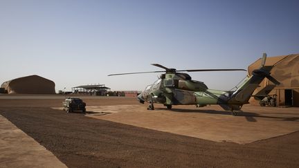 Un hélicoptère sur la base militaire de Gao, au Mali, le 8 novembre 2019. (MICHELE CATTANI / AFP)