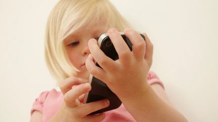 Apple a propos&eacute; de d&eacute;dommager des parents qui accusaient la firme d&rsquo;avoir permis &agrave; leurs jeunes enfants de t&eacute;l&eacute;charger&nbsp;des contenus payants propos&eacute;s dans des applications et jeux gratuits. (EMMA KIM / AFP )