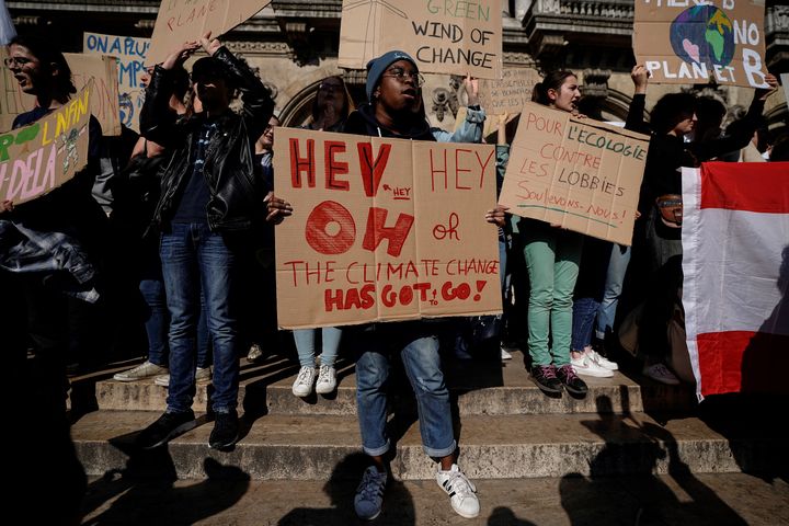 Un jeune prend part à la marche pour le climat, le 22 février 2019, à Paris. (LIONEL BONAVENTURE / AFP)