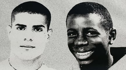 Double portrait de Zyed (G.)&nbsp;et Bouna, morts en 2005, &agrave; Clichy-sous-Bois. (OLIVIER LABAN-MATTEI / AFP)