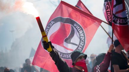 Des manifestants anarchistes brandissent des drapeaux antifascistes, &agrave; Marseille (Bouches-du-Rh&ocirc;ne). (BERTRAND LANGLOIS / AFP)