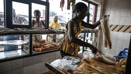 Du pain de farine de blé et de manioc servi dans une boulangerie à Abidjan (Côte d'Ivoire) (SIA KAMBOU / AFP)