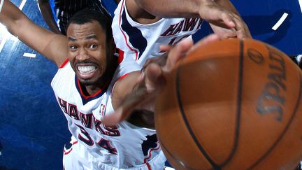 Jason Collins, le premier joueur d'un sport am&eacute;ricain majeur &agrave; revendiquer son homosexualit&eacute;, sous le maillot des Atlanta Hawks, en 2011.&nbsp; (KEVIN C. COX / GETTY IMAGES NORTH AMERICA)