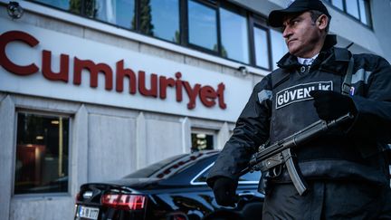 Un agent de sécurité monte la garde devant les locaux du journal "Cumhuriyet" à Istanbul, le 31 octobre 2016. (OZAN KOSE / AFP)