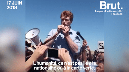 Les réactions fusent de toutes parts depuis qu’il est avéré que des enfants de migrants mexicains sont séparés de leur parents et mis dans des camps pendant la procédure d’expulsion. Le jeune sénateur démocrate, Joe Kennedy III, est venu apporter son soutien aux migrants détenus. Il a ainsi participé à une marche et évoqué une histoire de migrants à l’accent très personnel.