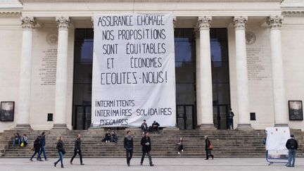 &nbsp; (Les intermittents avaient déployé mardi une banderole sur la façade du theatre Graslin de Nantes © SIPA / Sébastien Salom-Gomis)