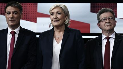 Marine Le Pen, présidente du FN (au centre), Jean-Luc Mélenchon, leader de la France insoumise (à droite) et Olivier Faure, le premier secrétaire du PS (à gauche), sur le plateau de France 2, à Saint-Cloud (Hauts-de-Seine) le 17 mai 2018. (PHILIPPE LOPEZ / AFP)