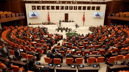 Des parlementaires débattent d'une loi criminalisant la "désinformation", le 13 octobre 2022 à Ankara (Turquie).&nbsp; (ADEM ALTAN / AFP)