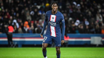 El Chadaille Bitshiabu lors du match de Ligue 1 entre le Paris Saint-Germain et Strasbourg, le 28 décembre 2022. (MATTHIEU MIRVILLE / AFP)