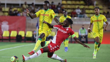 Randal Kolo Muani à la lutte avec Axel Disasi lors du match Monaco-Nantes le vendredi 6 août. (VALERY HACHE / AFP)