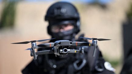 Un drone en démonstration au salon Eurosatory à Villepinte (Seine-Saint-Denis), le 12 juin 2022. (EMMANUEL DUNAND / AFP)