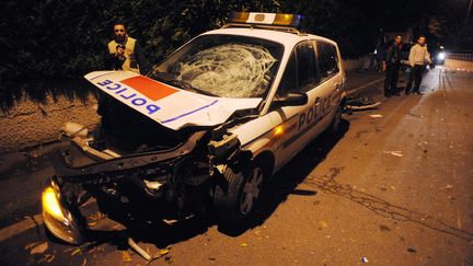 La voiture des policiers accident&eacute;e &agrave; Villiers-le-Bel (Val-d'Oise) apr&egrave;s une collision avec une moto, le 25 novembre 2007. (MARTIN BUREAU / AFP)