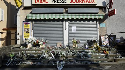 Le bureau de&nbsp;tabac de Dolomieu (Is&egrave;re) a &eacute;t&eacute; la cible d'un braquage par un malfaiteur, ainsi que deux autres personne, le 29 juillet 2014.&nbsp; (PHILIPPE DESMAZES / AFP)