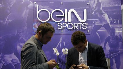 Des visiteurs du salon Sportel devant le stand de BeIn Sports, le 8 octobre 2014, à Monte Carlo. (ERIC GAILLARD / REUTERS)