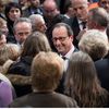 François Hollande parle avec quelques-uns de ses&nbsp;supporters lors des vœux à Tulle (Corrèze), le 18 janvier 2015. (CHAMUSSY / SIPA)