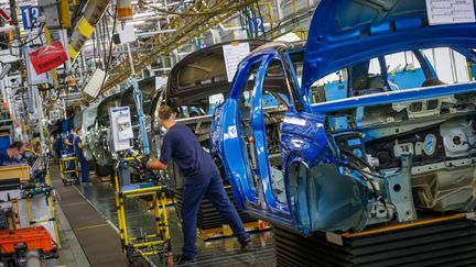 Atelier de&nbsp;fabrication automobile de l'usine de Sochaux (Doubs) du constructeur Stellantis, le 20 août 2021. (LIONEL VADAM  / MAXPPP)