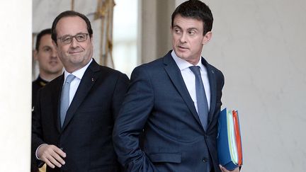 François Hollande et Manuel Valls se quittent après un Conseil des ministres, le 30 juin 2016, à l'Elysée, à Paris. (STEPHANE DE SAKUTIN / AFP)