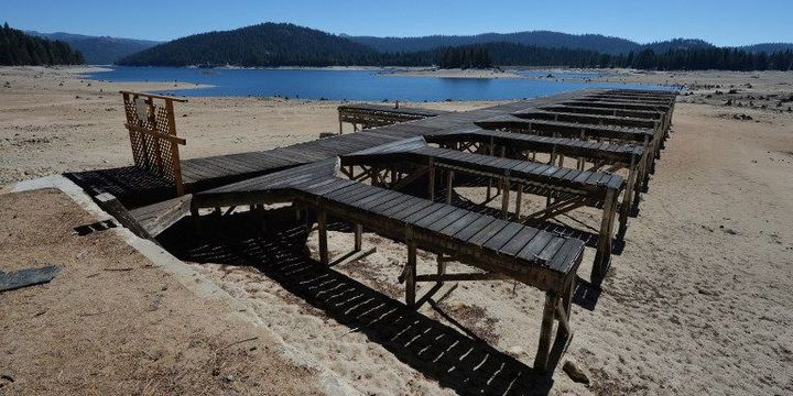 Des pontons posés sur le lit asséché du lac Huntington, réduit à 30% de sa capacité normale après 3 ans de sécheresse consécutive. (MARK RALSTON \ AFP)