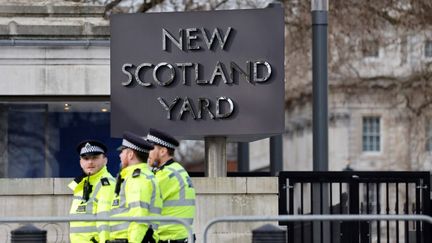 Des policiers patrouillent devant Scotland Yard, à Londres (Royaume-Uni), le 14 février 2022. (TOLGA AKMEN / AFP)