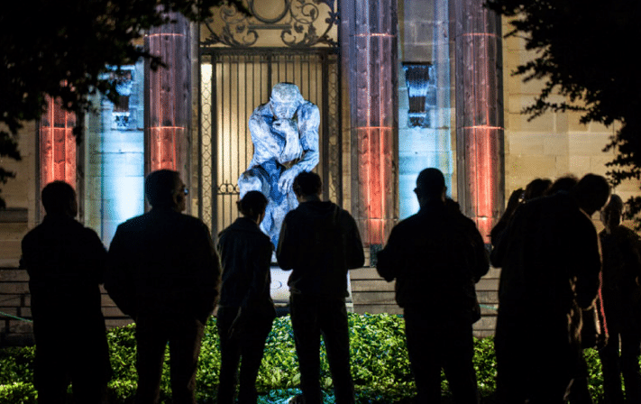 Le célèbre "Penseur" de Rodin sur la tombe illuminée du sculpteur est l'un des trésors à découvrir samedi soir.
 (Agence photographique du musée Rodin - Jérôme Manoukian)