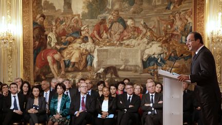 Fran&ccedil;ois Hollande lors de la conf&eacute;rence de presse du 13 novembre 2012, &agrave; l&rsquo;Elys&eacute;e, devant Jean-Marc Ayrault et son gouvernement. (PHILIPPE WOJAZER/REUTERS)