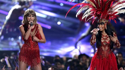 Taylor Swift et Nicki Minaj aux MTV Video Music Awards (Los Angeles, 30 août 2015)
