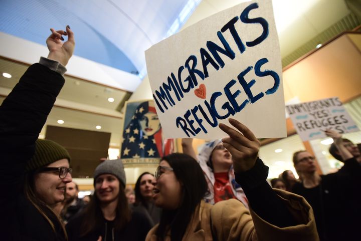 Des manifestants protestent contre le décret anti-immigration à l'aéroport de Portland (Oregon, Etats-Unis), le 29 janvier 2017. (ALEX MILAN TRACY / ANADOLU AGENCY / AFP)