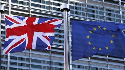 L'Union Jack (le drapeau britannique) flotte à côté du drapeau de l'Union européenne au siège de la Commission à Bruxelles, le 16 février 2016. (REUTERS - Yves Herman)