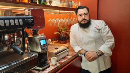 Le chef étoilé&nbsp;Enrique Casarrubias dans son restaurant parisien Oxte. (AGATHE MAHUET / RADIO FRANCE)