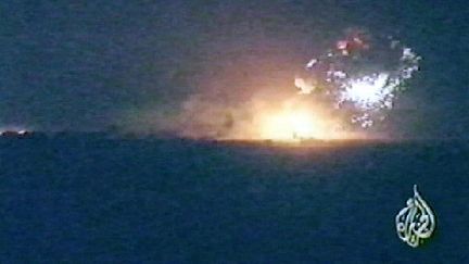 Capture d'écran de télévision de la station TV al-Jazeera au Qatar, montrant une explosion en pleine nuit&nbsp;lors d'un raid du 10 octobre 2001 par les forces américaines et britanniques à Kaboul en Afghanistan.&nbsp; (AL-JAZEERA / AFP)