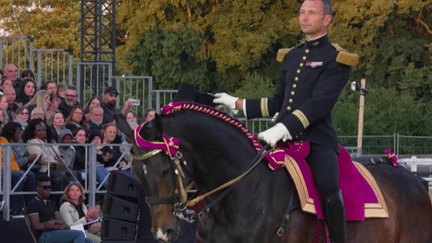 Dimanche 14 juillet, le traditionnel défilé aura lieu sur l’avenue Foch à Paris et non sur les Champs-Elysées, en raison des Jeux olympiques. Aux côtés de la Garde républicaine, le Cadre noir, un corps de cavaliers d’élite français, fera cette année son entrée. (France 2)