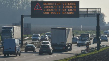 Réduction de vitesse suite à un pic de pollution aux particules fines, le 27 février 2019, à Englos, près de Lille.&nbsp; (PHILIPPE HUGUEN / AFP)