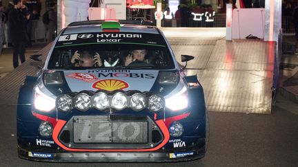 Le pilote néo-zélandais, Hayden Paddon et son co-pilote, John Kennard, lors du rallye de Monte-Carlo à Monaco, le 19 janvier 2017. (YANN COATSALIOU / AFP)