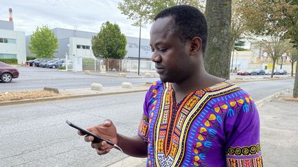 Kassim Sy, Malien vivant en France et en fin d’études de droit, attend la réponse de son frère resté à Bamako, mercredi 19 août, au lendemain du coup d'État militaire. (WILLIAM DE LESSEUX / FRANCEINFO)