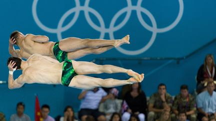 Les allemands Patrick Hausding et Sascha Klein lors de l'&eacute;preuve de plongeon synchronis&eacute; &agrave; 10 m, lundi 30 juillet 2012 lors des Jeux olympiques de Londres.&nbsp; (LEON NEAL / AFP)