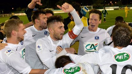 La joie des joueurs de l'US St Malo, pensionnaires de CFA, qui ont créé l'exploit d'éliminer le Red Star (Ligue 2) ! (JOEL LE GALL / MAXPPP)