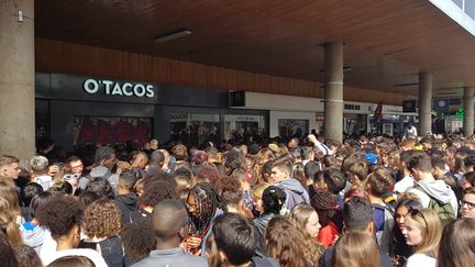 La foule pour attendre le rappeur Koba LaD à Rennes (Ille-et-Vilaine) mercredi 11 septembre 2019. (BENJAMIN FONTAINE / FRANCE-BLEU ARMORIQUE)