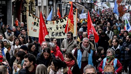 Des manifestants défilent dans une rue de Caen (Calvados), dans le cadre de la grève dans la fonction publique, le 5 décembre 2024. (MARTIN ROCHE / OUEST FRANCE / MAXPPP)