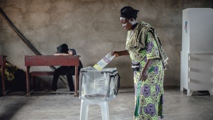 Une femme vote dans la région de Béni, dans le nord-est de la République démocratique du Congo, en mars 2019. (LUKE DENNISON / AFP)