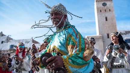 Parfois surnommé le "Woodstock marocain", le festival d'Essaouira est né en 1997 dans cette citadelle bleue et blanche du sud du Maroc. Cet événement réunit chaque année des milliers de personnes venues écouter la musique gnaoua. Longtemps mal perçue dans le pays, elle est restée confinée aux cercles des confréries mystiques et a aujourd'hui acquis une reconnaissance internationale.&nbsp; &nbsp;&nbsp; (FADEL SENNA / AFP)